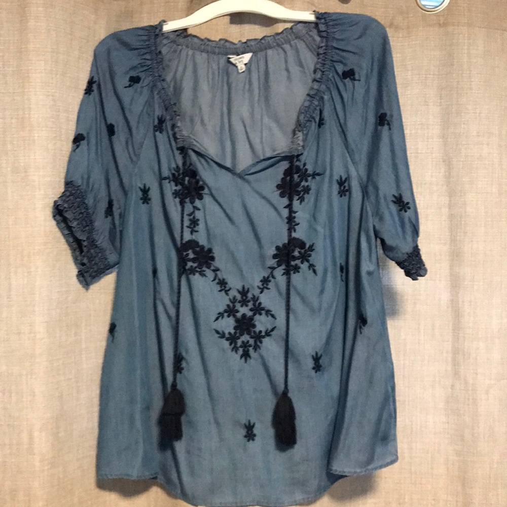 EUC chambray and embroidery crown and Ivy top